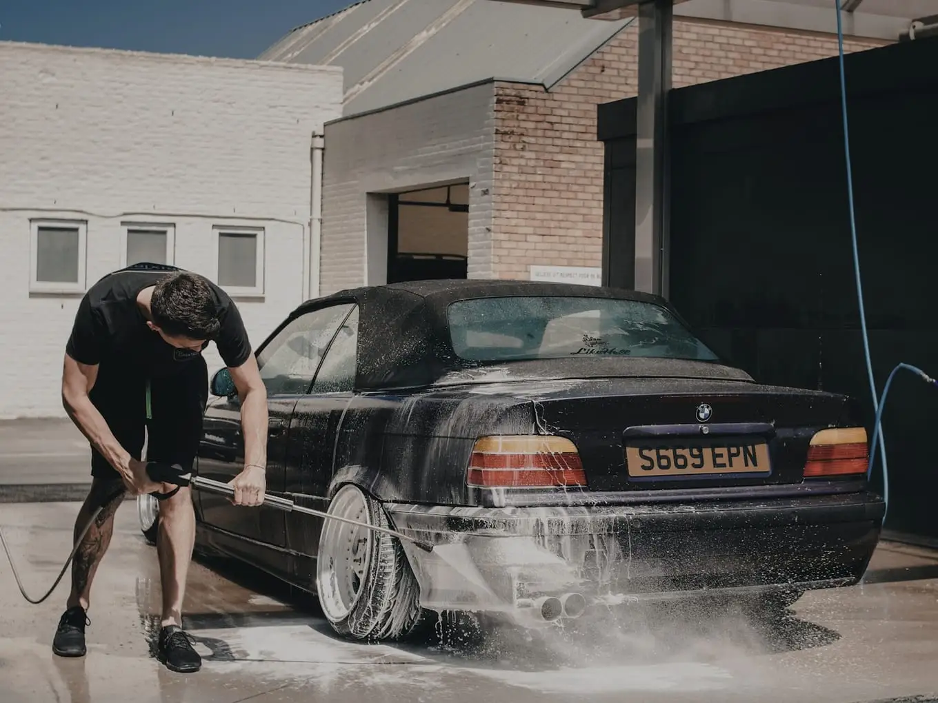 Η πρόσοψη του Mike's Auto Care στην οδό Παπαφλέσσα 8-10 στο Γαλάτσι